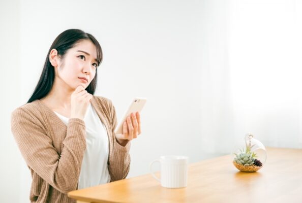 スマホで情報収集する女性